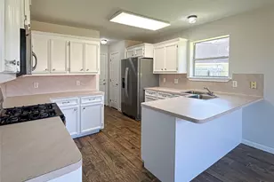 64 Tangerine Ct, Lake Jackson, TX 77566 - Photo 8