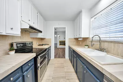 2711 Briarhurst Drive #18, Houston, TX 77057 - Photo 8
