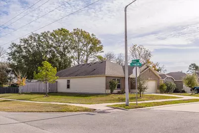 627 E Fairway Lake Drive, Alvin, TX 77511 - Photo 2