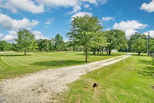 26 Woodland Hills Dr, Huntsville, TX 77320 - Photo 2