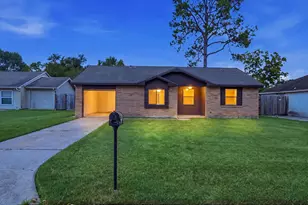 802 E Stadium Ct, Friendswood, TX 77546 - Photo 1