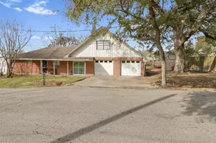 110 S 9th St, Highlands, TX 77562 - Photo 1