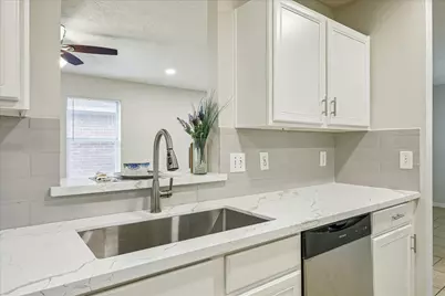 5239 Sugar Bush Drive, Houston, TX 77048 - Photo 12