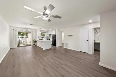 7 Hasting Oak Court, The Woodlands, TX 77381 - Photo 2