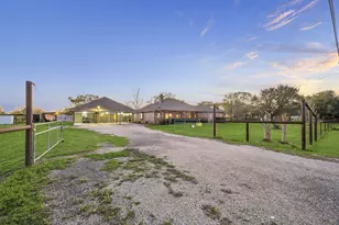 6434 County Rd 164, Alvin, TX 77511 - Photo 2