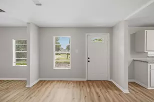 915 S Shanks St, Clute, TX 77531 - Photo 4