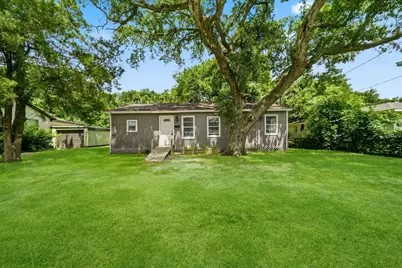 915 S Shanks Street, Clute, TX 77531 - Photo 1