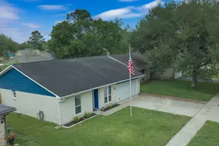 10 Wagon Ln Loop, Angleton, TX 77515 - Photo 1