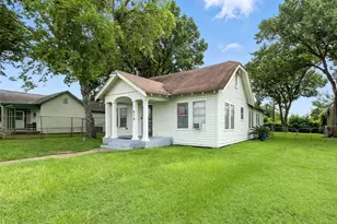 619 10th St, Hempstead, TX 77445 - Photo 2