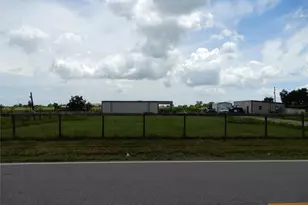 563 Fairway Dr, Angleton, TX 77515 - Photo 4