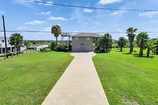 3917 1st St, Galveston, TX 77554 - Photo 2