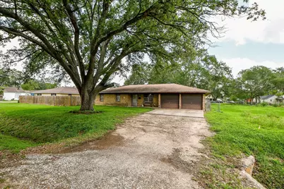 703 S Washington Street, El Campo, TX 77437 - Photo 1