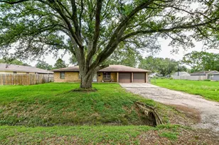703 S Washington St, El Campo, TX 77437 - Photo 2