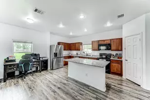 9850 Hunter Spgs Dr, Conroe, TX 77306 - Photo 12