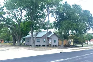 907 E Jackson St, El Campo, TX 77437 - Photo 2