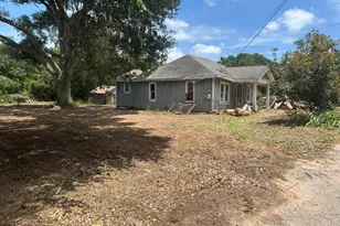 726 Travis St, Sealy, TX 77474 - Photo 1