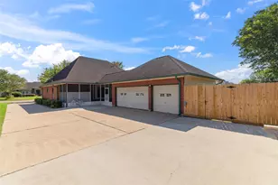 110 Indian Hawthorn, Lake Jackson, TX 77566 - Photo 6