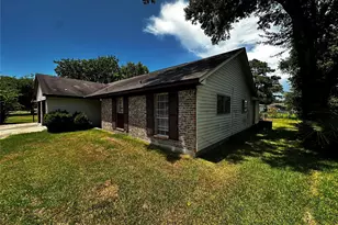205 Honeysuckle Dr, Baytown, TX 77520 - Photo 6