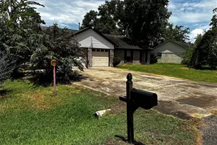 205 Honeysuckle Dr, Baytown, TX 77520 - Photo 2
