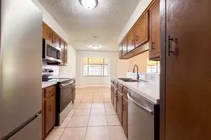 8 Sunnybrook St, Angleton, TX 77515 - Photo 2