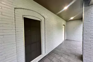 5 Colony Dr, Angleton, TX 77515 - Photo 2