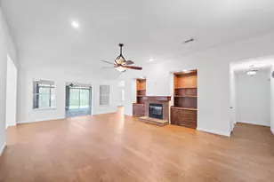 2711 N Peach Hollow Cir, Pearland, TX 77584 - Photo 4