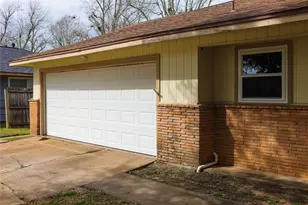 217 Carnation St, Lake Jackson, TX 77566 - Photo 2