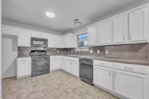 10623 Redwood Dr, Baytown, TX 77523 - Photo 2