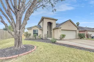 10623 Redwood Dr, Baytown, TX 77523 - Photo 1