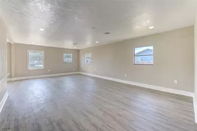 3020 2nd Avenue N, Texas City, TX 77590 - Photo 8