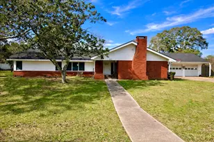 907 E Magnolia St, Angleton, TX 77515 - Photo 1