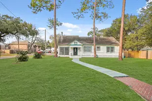 316 W Lang St, Alvin, TX 77511 - Photo 1