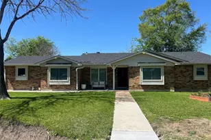 402 Lyndale Dr, Highlands, TX 77562 - Photo 1