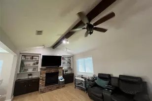 402 Lyndale Dr, Highlands, TX 77562 - Photo 6