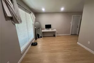 402 Lyndale Dr, Highlands, TX 77562 - Photo 4