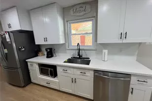 402 Lyndale Dr, Highlands, TX 77562 - Photo 12