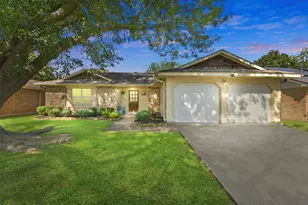 2816 Pickett Dr, League City, TX 77573 - Photo 1