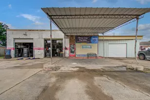 1701 Lee Dr, Baytown, TX 77520 - Photo 2