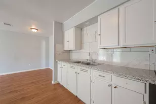 5619 Willow Glen Dr, Houston, TX 77033 - Photo 6