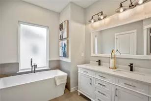 8474 Berry Green Ln, Houston, TX 77022 - Photo 8