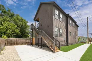 801 E 32nd 1/2 St, Houston, TX 77022 - Photo 2