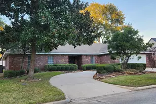 104 April Wind Dr S, Conroe, TX 77356 - Photo 2