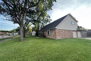 1937 Arcadia Dr, Sugar Land, TX 77498 - Photo 2