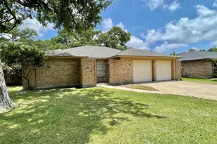 241 Crestwood St, Clute, TX 77531 - Photo 2