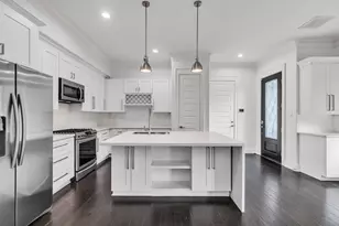 1032 W 21st St, Houston, TX 77008 - Photo 1