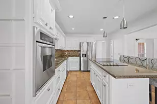 7302 Maple Ln, Baytown, TX 77521 - Photo 10