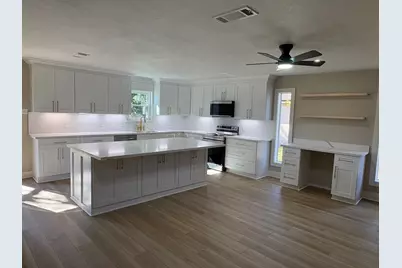 136 Talisman Street, Lake Jackson, TX 77566 - Photo 4