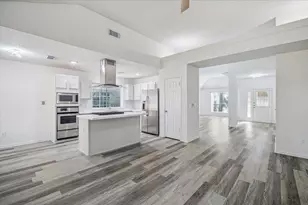 143 W Village Knoll Cir, The Woodlands, TX 77381 - Photo 6