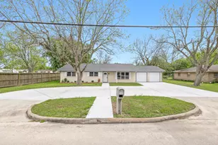 202 Massey Tompkins Rd, Baytown, TX 77521 - Photo 4