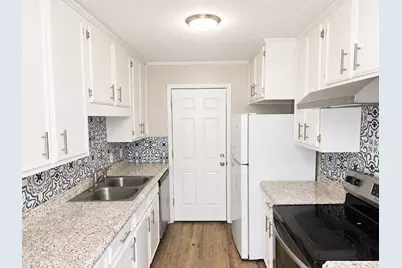 1107 9th Avenue N, Texas City, TX 77590 - Photo 2